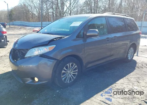 2013 Toyota Sienna Xle V6 8 Passenger z USA, uszkodzony, nr VIN 5TDYK3DC4DS296372